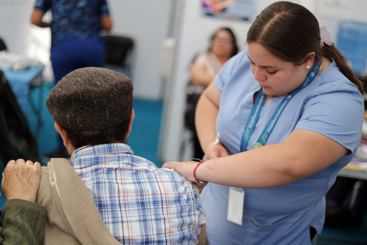 Personal de salud municipal atendiendo a un paciente en operativo de vacunación.