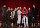 La Quinta de los Núñez recibe la distinción de Embajadores Culturales de Valparaíso junto a la alcaldesa Camila Nieto en el escenario del Teatro Municipal.