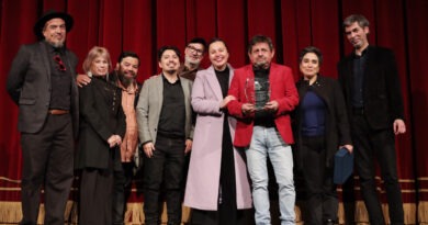 La Quinta de los Núñez recibe la distinción de Embajadores Culturales de Valparaíso junto a la alcaldesa Camila Nieto en el escenario del Teatro Municipal.