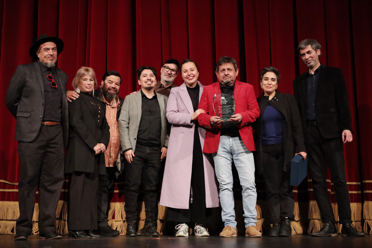 La Quinta de los Núñez recibe la distinción de Embajadores Culturales de Valparaíso junto a la alcaldesa Camila Nieto en el escenario del Teatro Municipal.