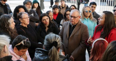 La alcaldesa Camila Nieto y el gobernador Rodrigo Mundaca junto a trabajadores afectados por los despidos.