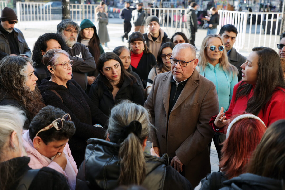 La alcaldesa Camila Nieto y el gobernador Rodrigo Mundaca junto a trabajadores afectados por los despidos.