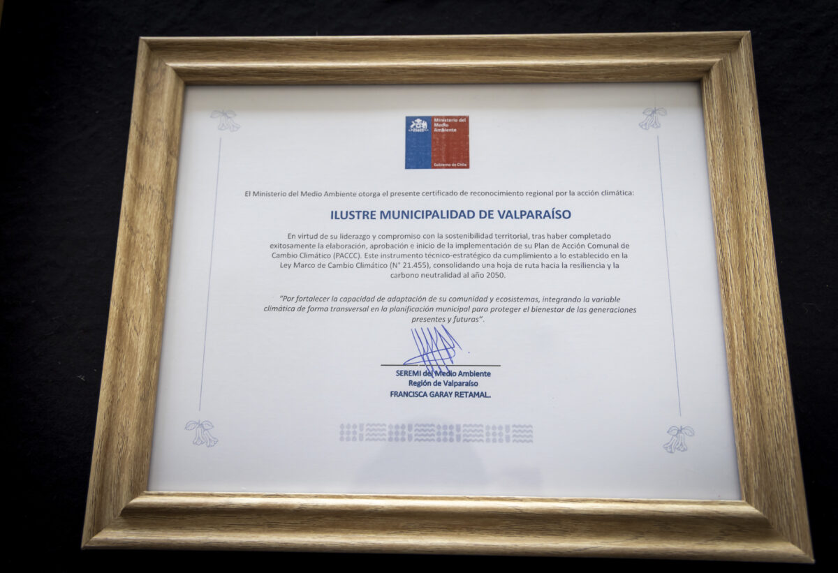Certificado de reconocimiento regional por la acción climática otorgado a la Municipalidad de Valparaíso.