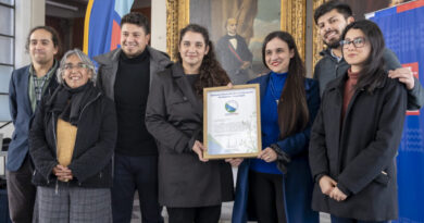 Autoridades municipales y representantes comunitarios sostienen el certificado de acreditación ambiental.