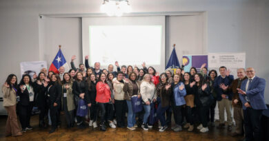 Participantes y autoridades en la ceremonia de inicio de la Escuela de Formación de Microemprendedoras.