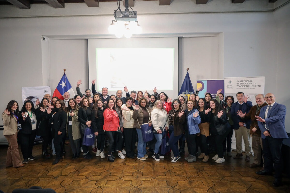 Participantes y autoridades en la ceremonia de inicio de la Escuela de Formación de Microemprendedoras.