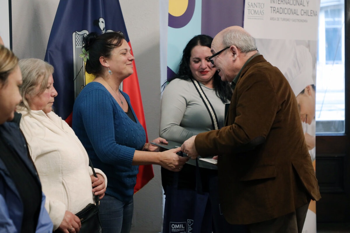 Entrega de certificados a una de las emprendedoras participantes.