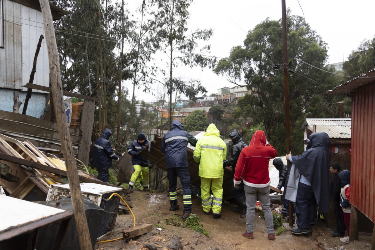 Equipos municipales y vecinos trabajando en la remoción de escombros en zona afectada.