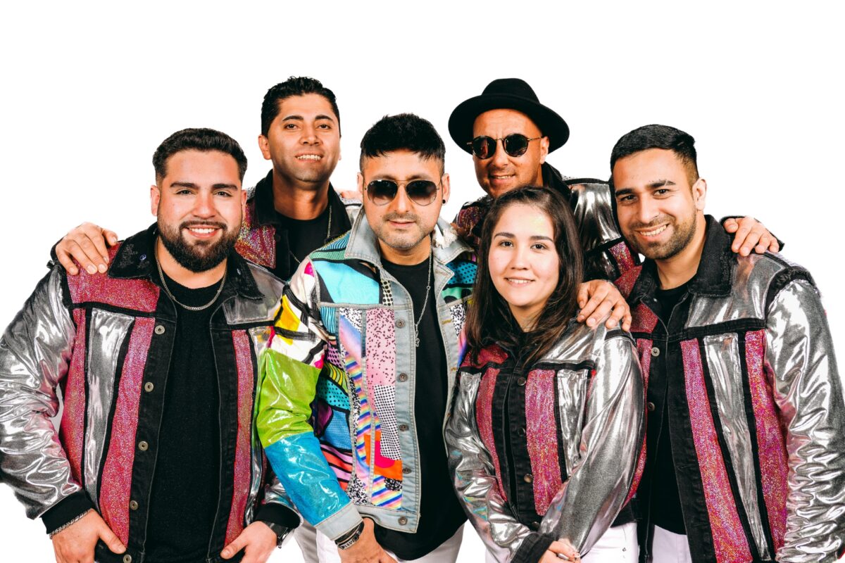 Los músicos de Talento de Amor en una sesión fotográfica promocional.