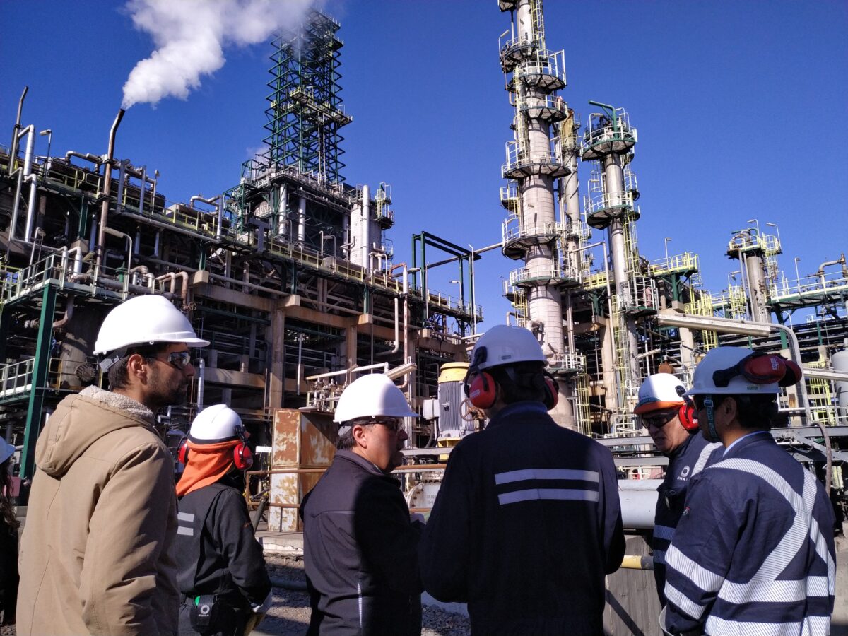 Autoridades y equipo técnico recorriendo las instalaciones de la refinería.