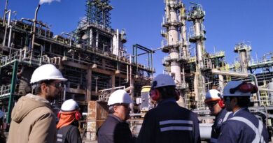 El Seremi de Energía junto a su equipo técnico recorriendo las instalaciones de la Refinería Aconcagua.