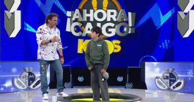 Daniel Fuenzalida junto a un participante en el programa Ahora Caigo Kids de TVN.