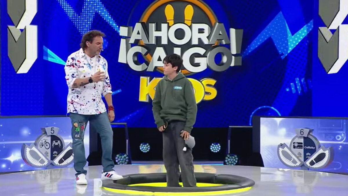 Daniel Fuenzalida junto a un participante en el programa Ahora Caigo Kids de TVN.