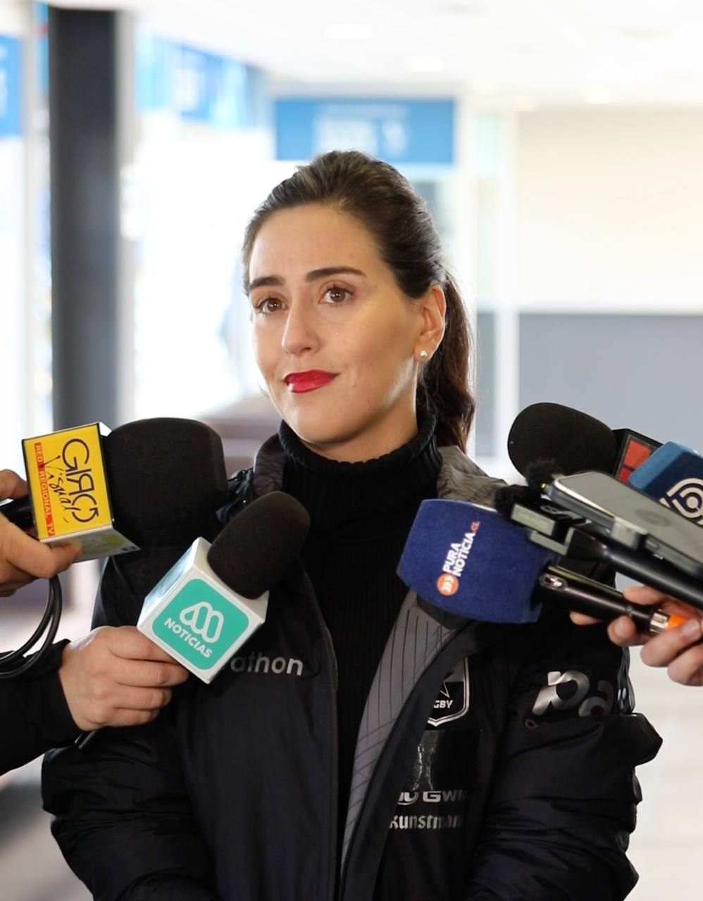 La alcaldesa de Viña del Mar, Macarena Ripamonti, entregando declaraciones a la prensa tras el Cogrid comunal.
