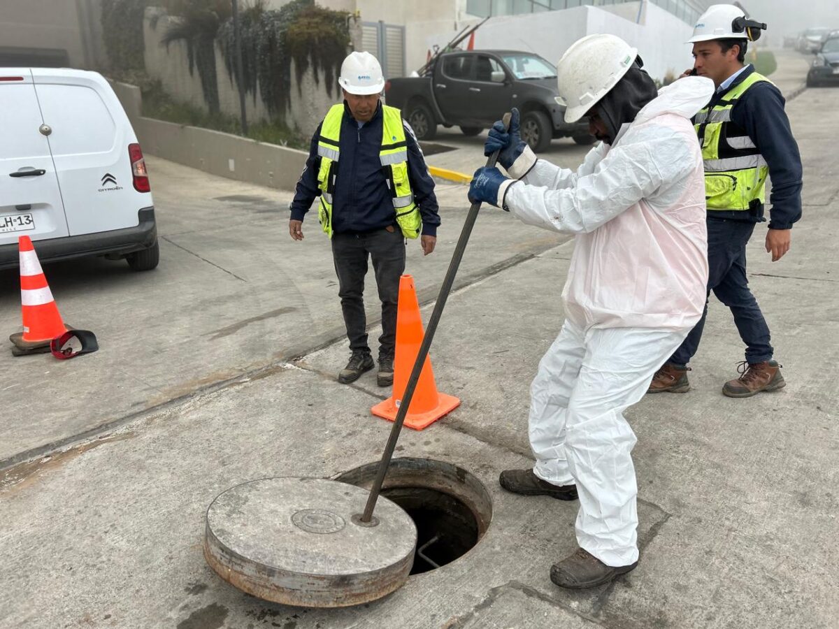 Personal técnico de Esval trabajando en la mantención de colectores.
