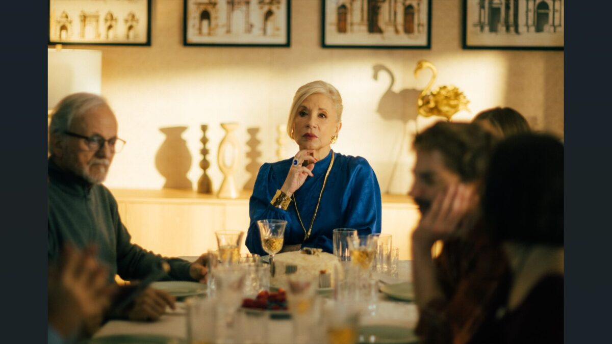 Loreto Valenzuela junto al elenco en una escena de la nueva teleserie de Mega.