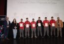 Estudiantes de Quilpué durante la ceremonia de certificación junto a autoridades locales.