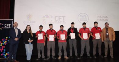 Estudiantes de Quilpué durante la ceremonia de certificación junto a autoridades locales.