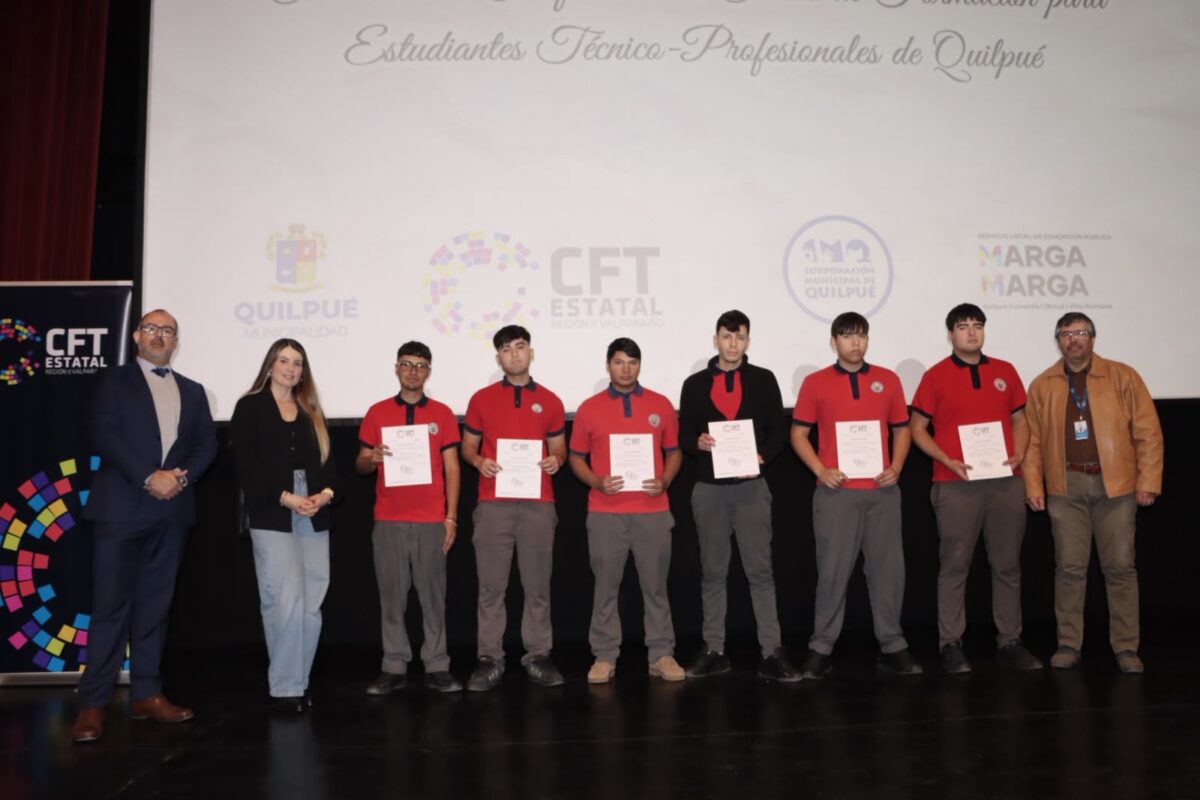Estudiantes de Quilpué durante la ceremonia de certificación junto a autoridades locales.
