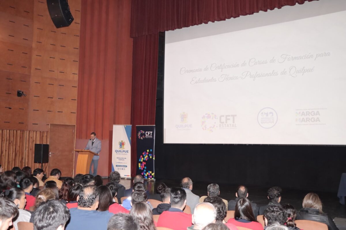 Ceremonia de certificación de cursos técnicos en el Teatro Municipal de Quilpué.
