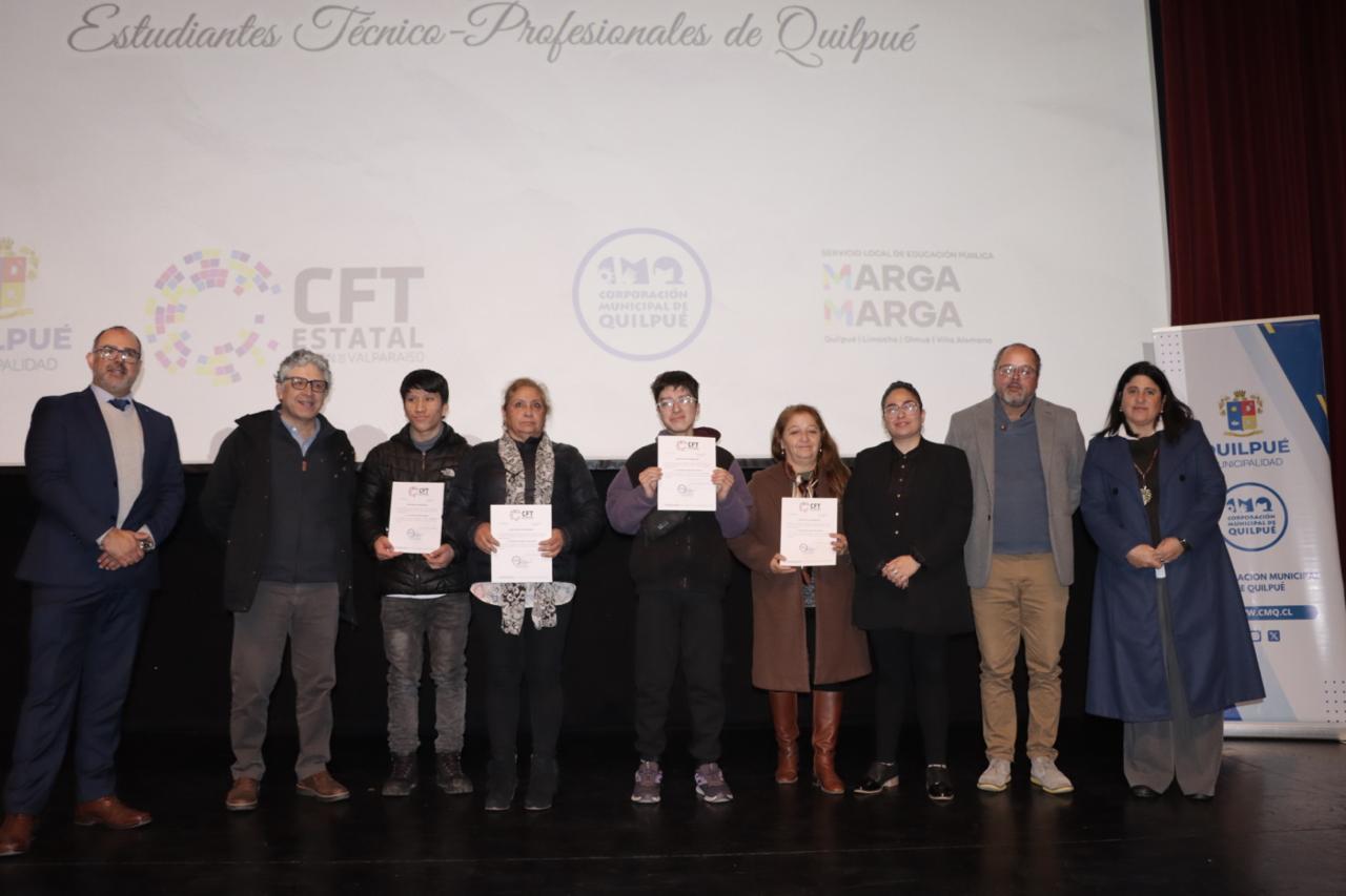 Autoridades y estudiantes durante la entrega de certificados de formación técnica.