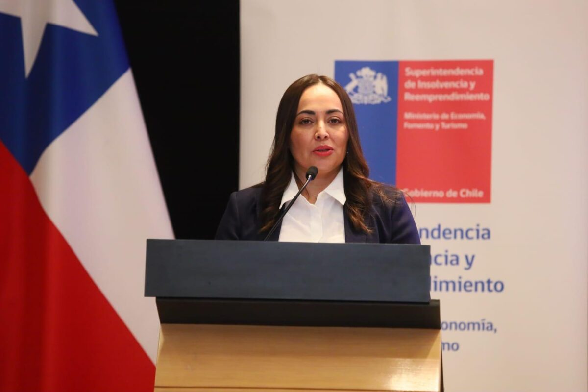 Johana Álvarez Ahumada, Superintendenta (S) de Insolvencia y Reemprendimiento, exponiendo en el podio.