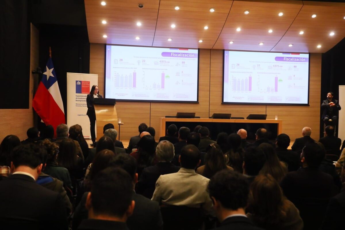 La Superintendenta Johana Álvarez Ahumada durante la presentación de la Cuenta Pública 2025 ante una audiencia.