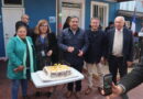 Alcalde Luis Mella junto a directivos y funcionarios celebrando los 23 años de la Casa de Acogida Beatita Benavides frente a una torta de aniversario.