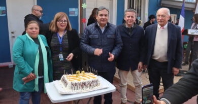 Alcalde Luis Mella junto a directivos y funcionarios celebrando los 23 años de la Casa de Acogida Beatita Benavides frente a una torta de aniversario.