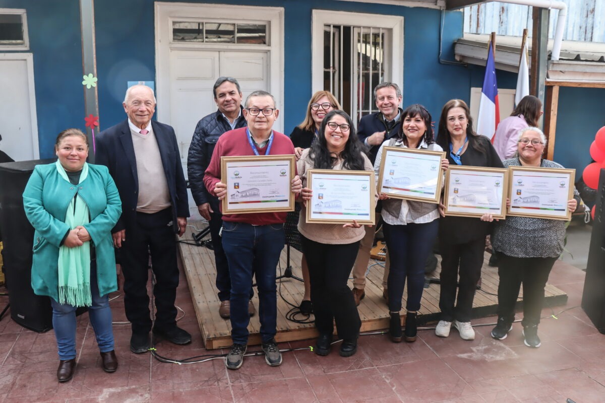 Funcionarios de la Casa de Acogida Beatita Benavides de Quillota recibiendo diplomas de reconocimiento por sus años de servicio.