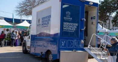 El vehículo del Servicio Social Móvil de la Municipalidad de Quilpué atendiendo a vecinos en terreno.