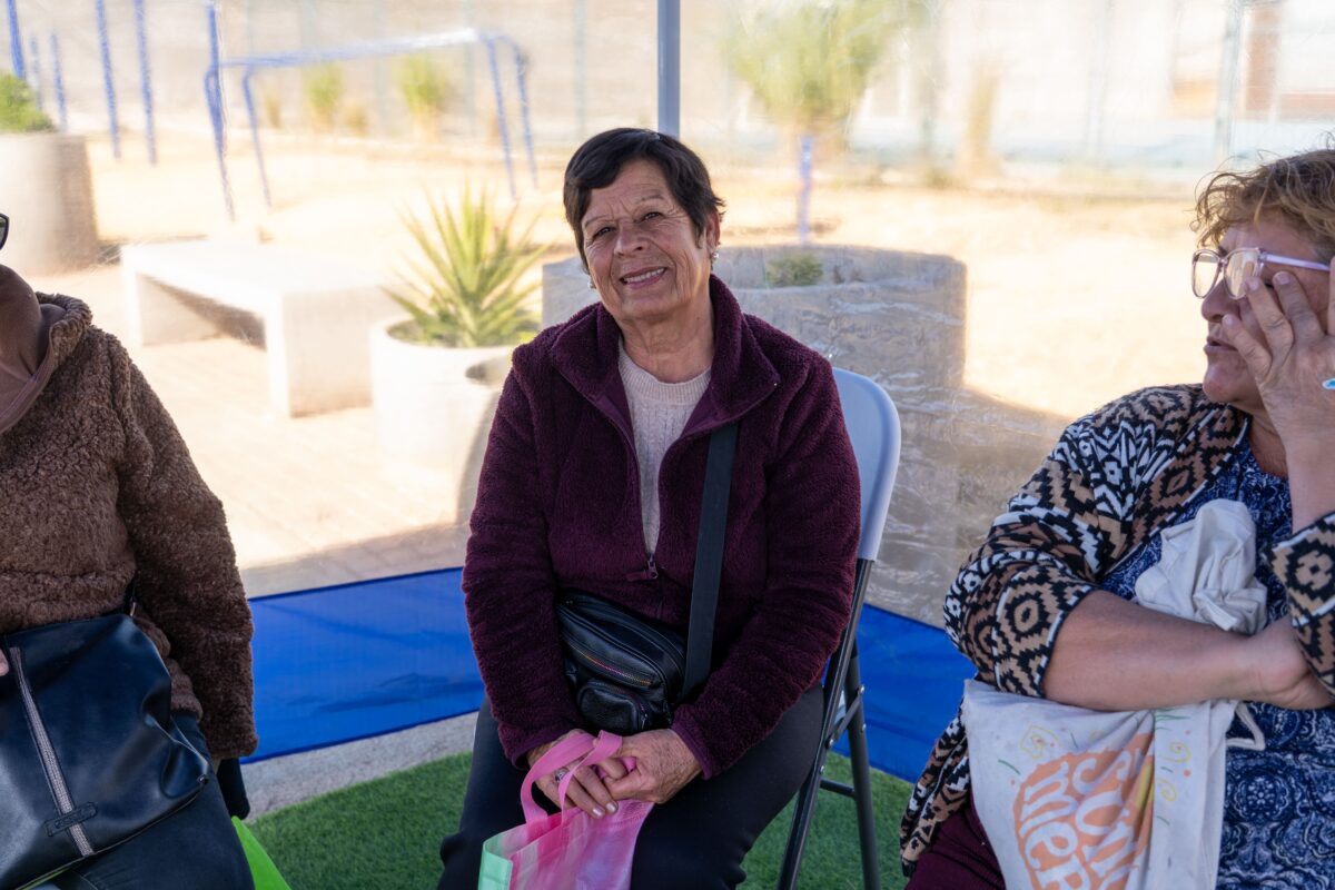 Vecinas de Quilpué esperando atención en el servicio social móvil.