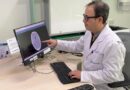 Neurólogo analizando una imagen cerebral en monitor de computador.