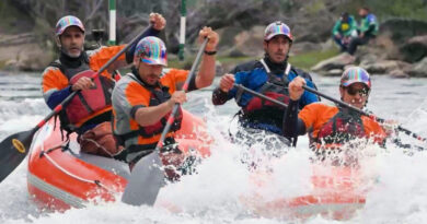 Pangal Andrade y su equipo compitiendo en balsa durante el Mundial de Rafting.