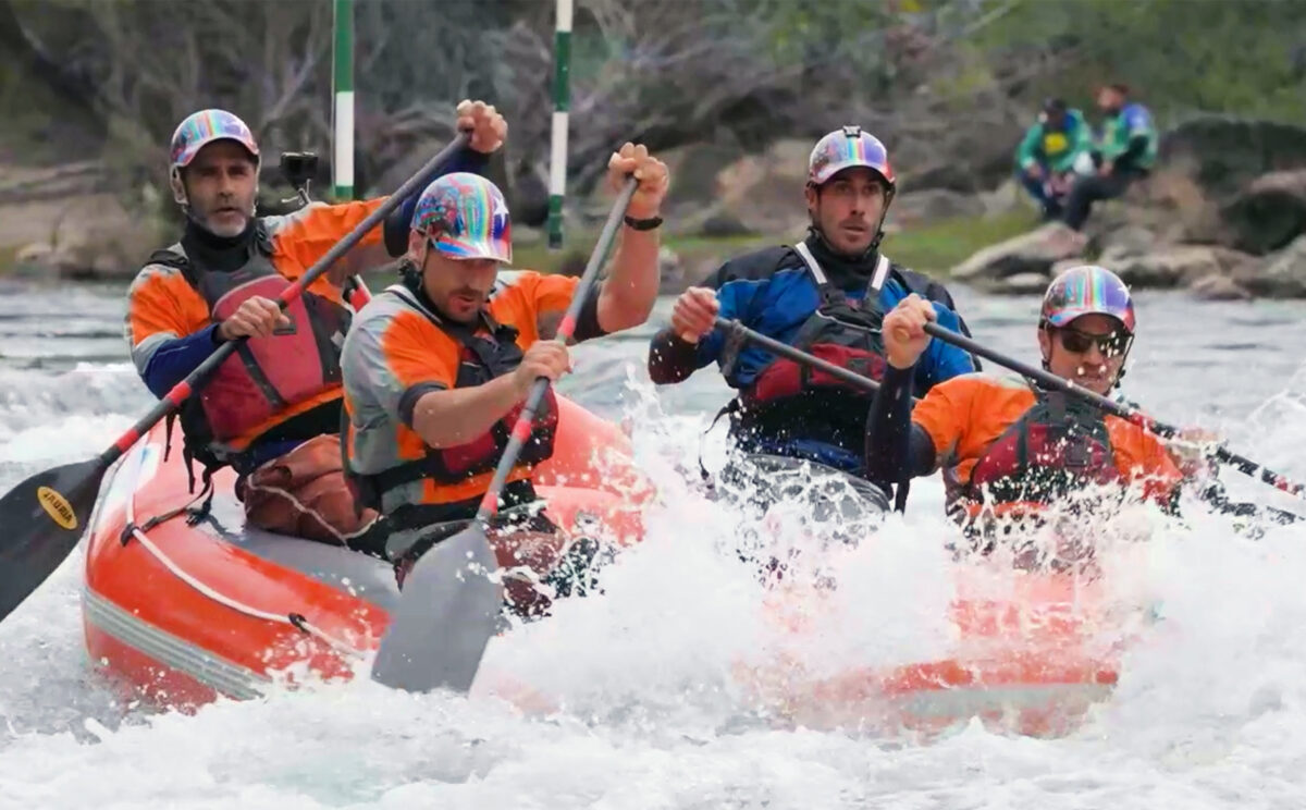 Pangal Andrade y su equipo compitiendo en balsa durante el Mundial de Rafting.
