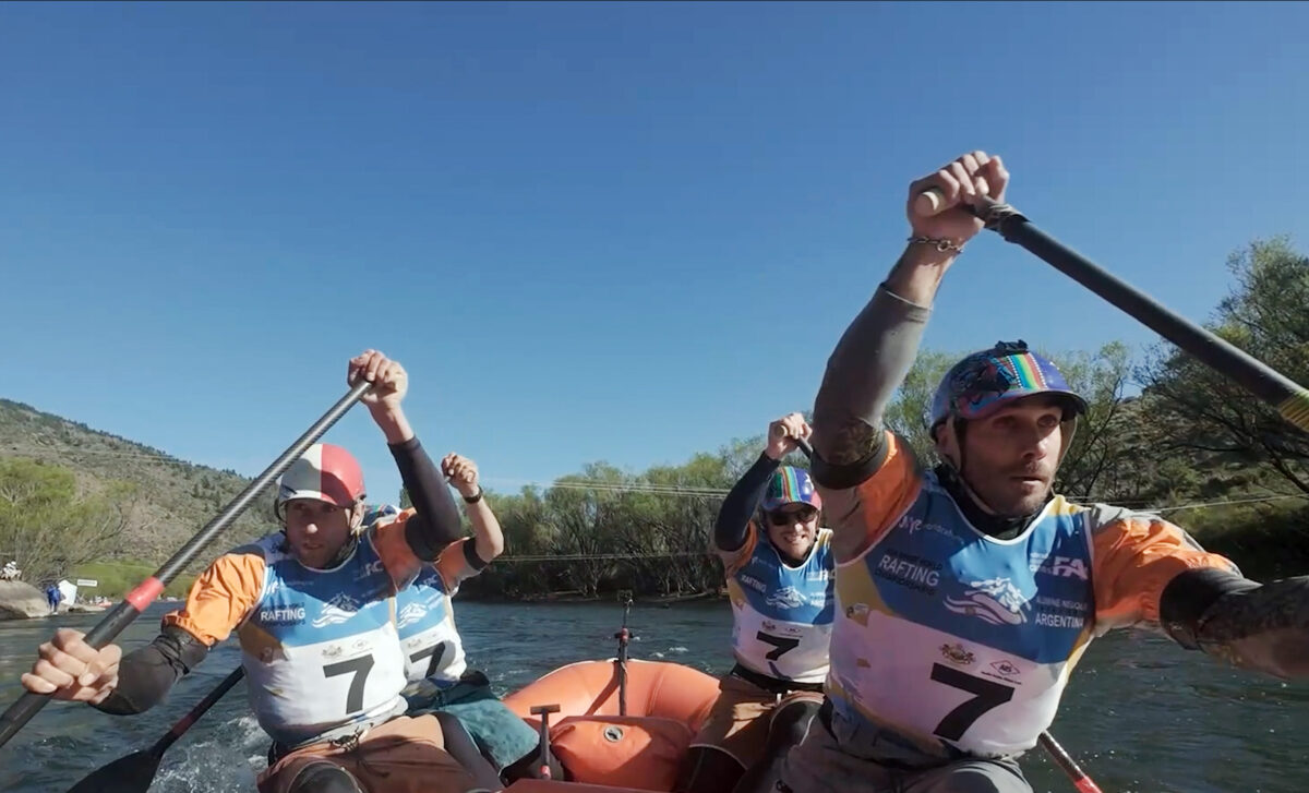 Integrantes de El clan remando en aguas rápidas durante la competencia.