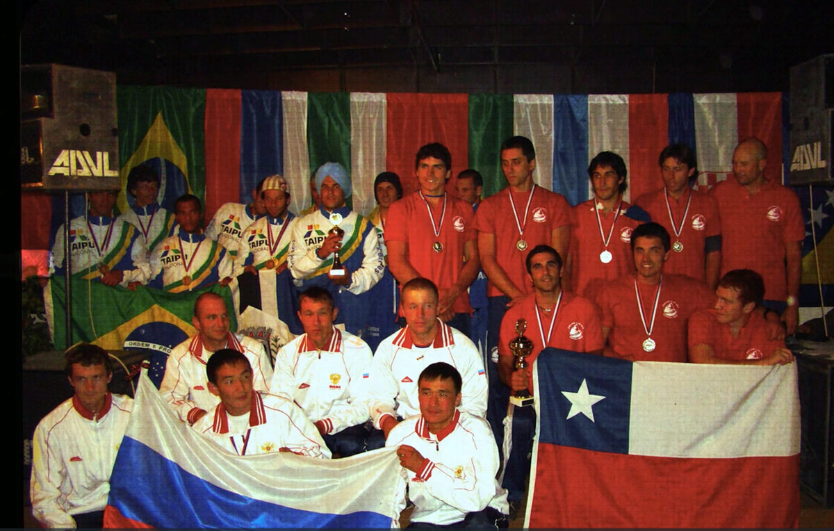 El equipo familiar en una premiación histórica durante sus inicios en el rafting.