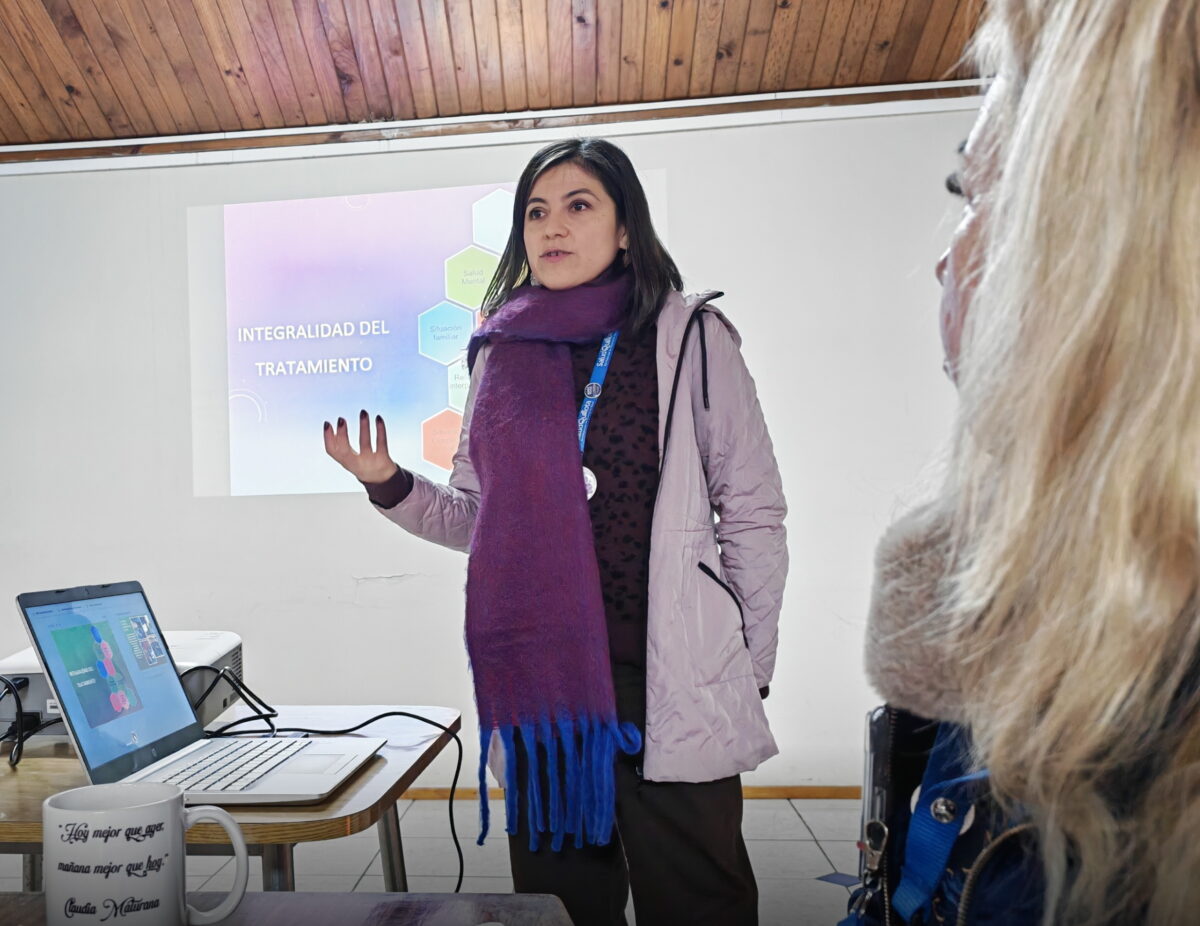 Marcela Morán, encargada del Centro Emerger, exponiendo sobre la integralidad del tratamiento.
