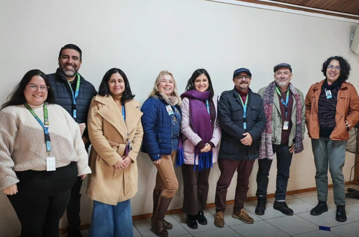 Autoridades y profesionales del Centro Emerger y el Centro Cultural de Quillota en el exterior de las instalaciones.