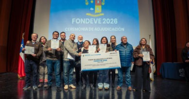 Autoridades y dirigentes vecinales de Quilpué sostienen un cheque simbólico del Fondo de Desarrollo Vecinal FONDEVE 2026 en el escenario del Teatro Municipal.