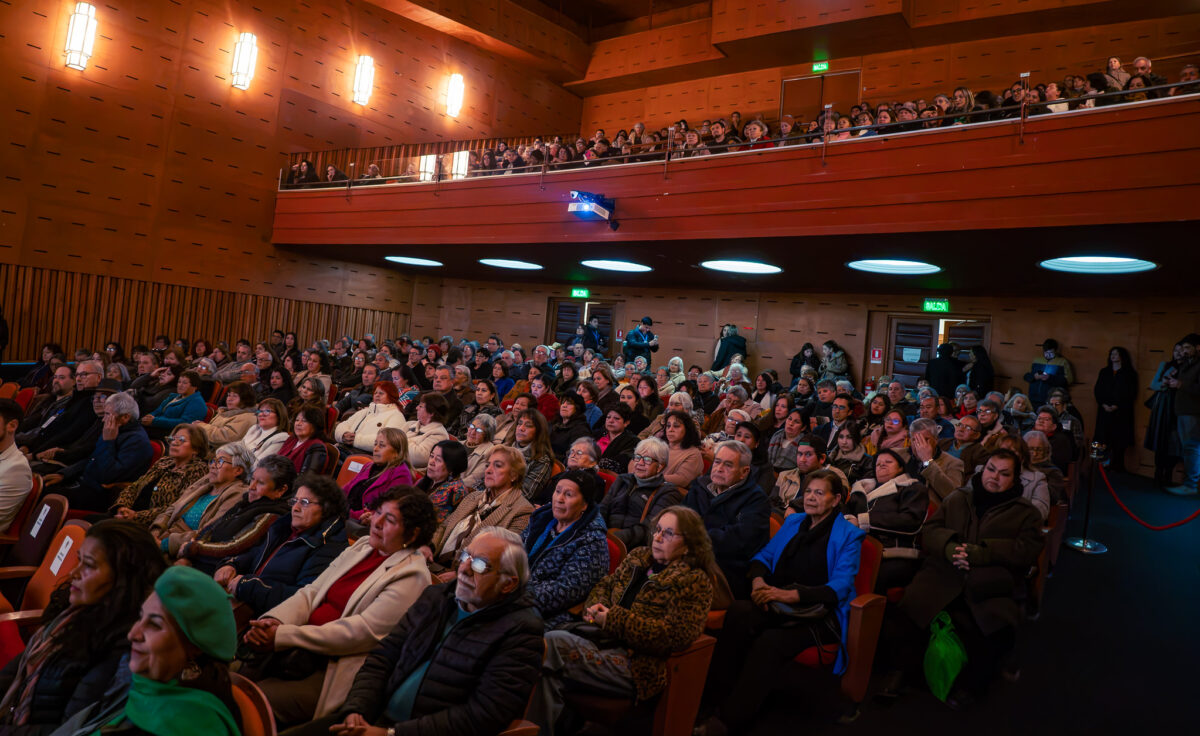Público asistente y dirigentes vecinales llenando las butacas del Teatro Municipal de Quilpué durante la ceremonia de entrega.