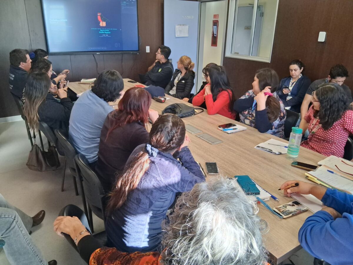 Funcionaria de salud preparando las camas clínicas en el nuevo recinto hospitalario.
