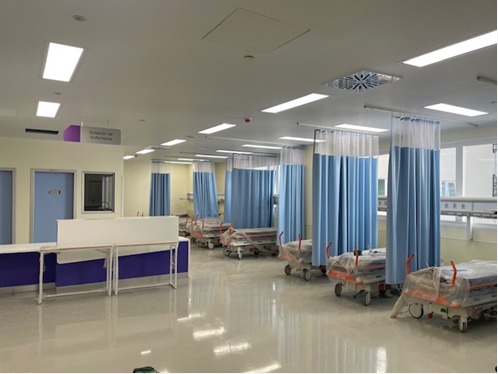 Vista de la estación de enfermería y áreas de atención del nuevo recinto hospitalario.