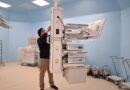 Personal técnico instalando equipamiento médico de alta tecnología en el nuevo Hospital Provincial Marga Marga.