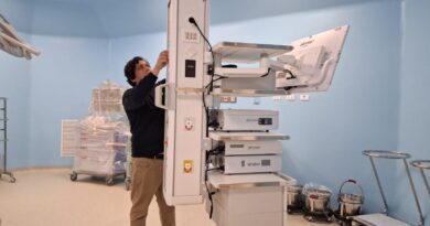Personal técnico instalando equipamiento médico de alta tecnología en el nuevo Hospital Provincial Marga Marga.