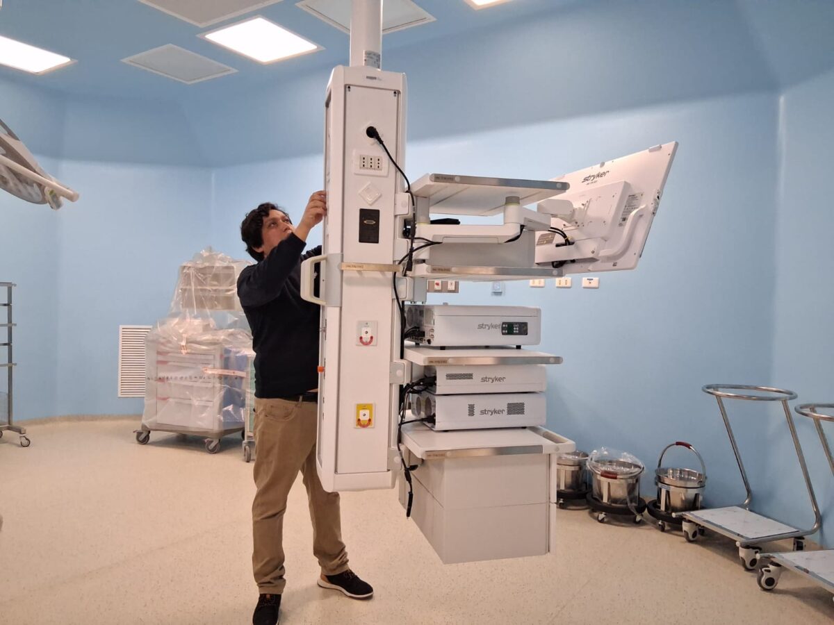 Personal técnico instalando equipamiento médico de alta tecnología en el nuevo Hospital Provincial Marga Marga.