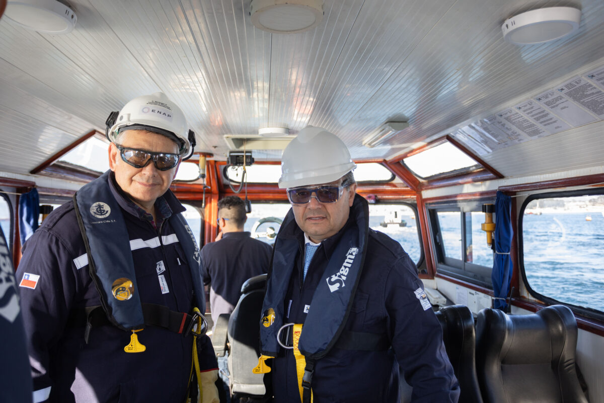 El Seremi de Energía junto a representantes de Enap en una embarcación durante la visita técnica.