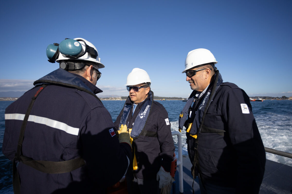 El Seremi de Energía y representantes de Enap conversando sobre las operaciones en el terminal.