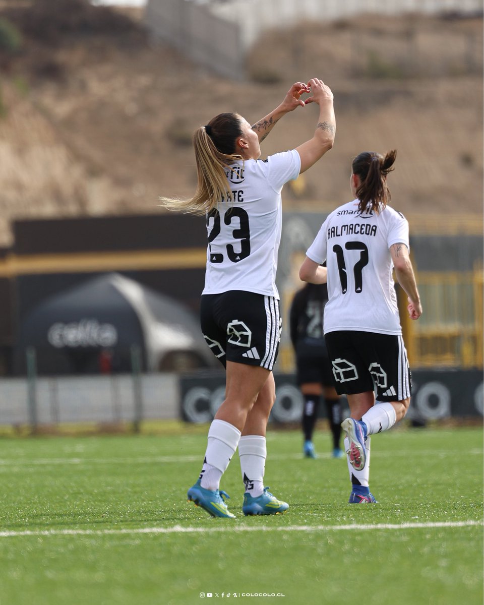 Jugadoras de fútbol celebrando un tanto en el terreno de juego.