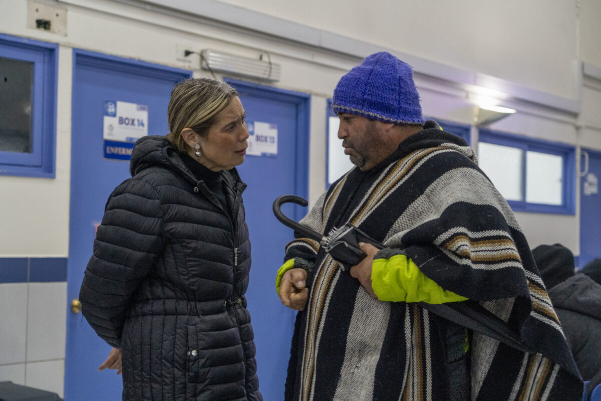 La alcaldesa Carolina Corti dialoga con un vecino de la comuna sobre las medidas preventivas.